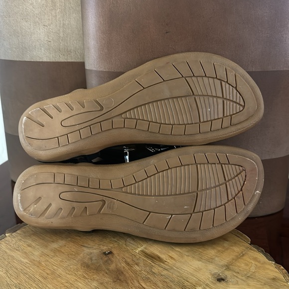 Beauty Max Women’s Owl & Buttetfly Emblem Strappy Sandals, Black - Picture 9 of 10